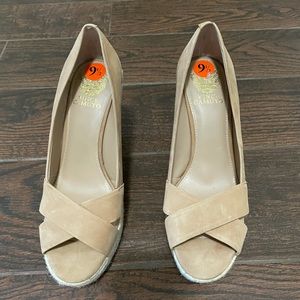 Vince Camuto VP-Taryn wedge in Sandy Lane size 9.5 women’s